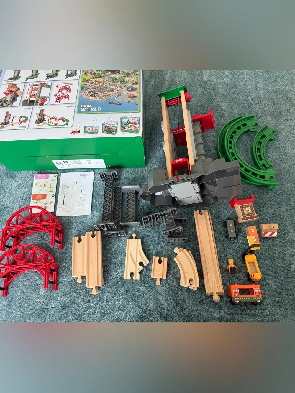 Brio World 33887 Lift & Load Warehouse Set 32 Piece Interactive Toy Vehicle Set